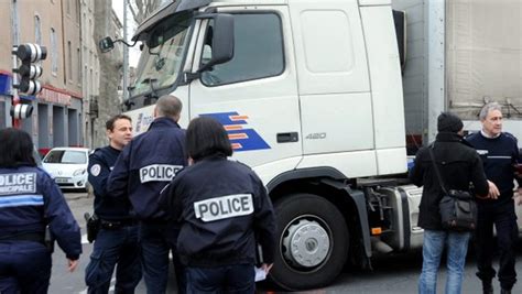 Narbonne Écrasé par un camion le piéton s en sort bien ladepeche fr