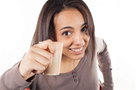 Mujer Bebiendo Un Vaso Foto Premium