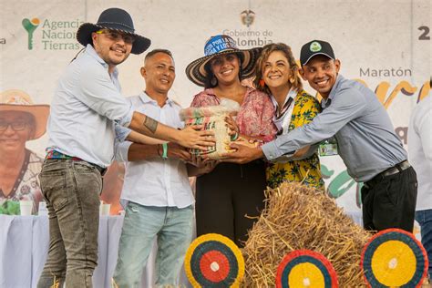 2 200 hectáreas para el campo antioqueño Entrega de tierras a familias