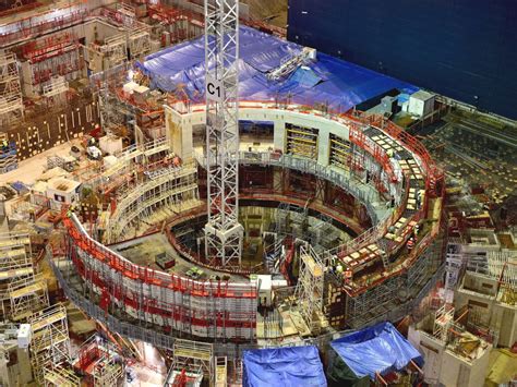 Reator Nuclear De Fusão - O coração do reator de fusão nuclear, o tokamak, que usa um campo ...