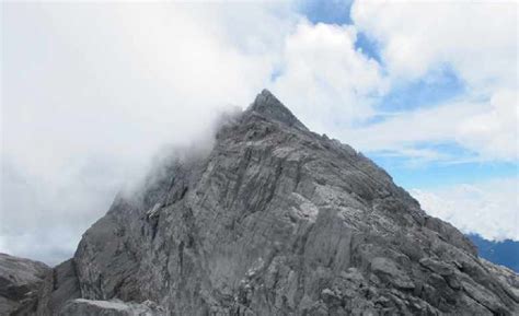 Inilah 7 Puncak Gunung Tertinggi Di Indonesia Yang Perlu Ditaklukan