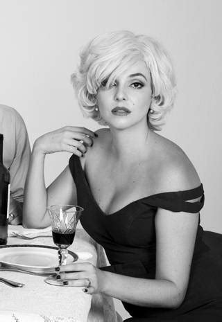 Foto que capta tensão sexual em jantar Marilyn Monroe inspira peça