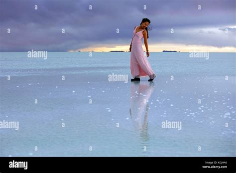 Tourisme coréen posant sur le Salar de Uyuni tunupa salar de couverts