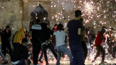 Al Aqsa Mosque Dozens Hurt In Jerusalem Clashes BBC News