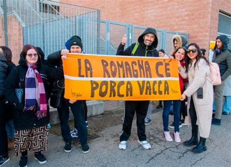 Laura Pausini Tremila Fans Da Tutto Il Mondo Allrds Stadium Di Rimini