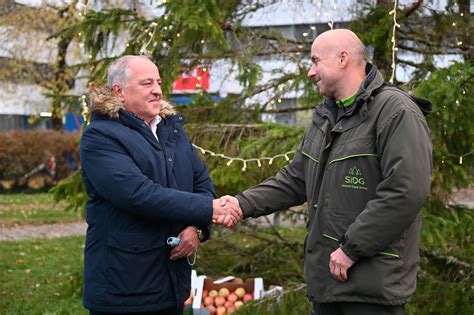 FOTO Pred UKC Maribor Kot Simbolno Gesto Zaposlenim Postavili Veliko