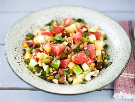 Fruitsalade Met Gemengde Noten En Verse Munt Recept Hellofresh