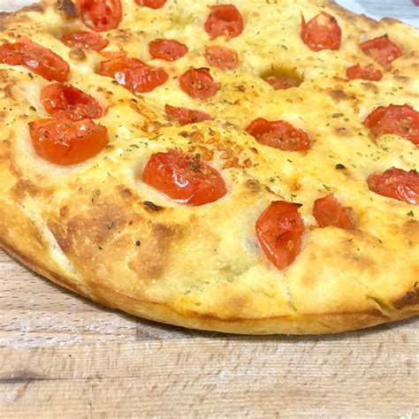 FOCACCIA CON POMODORINI Ticaincucina