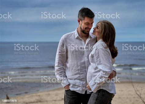 바닷가에 서 있는 옷을 입은 커플 여자에 대한 스톡 사진 및 기타 이미지 여자 임신 커플룩 Istock