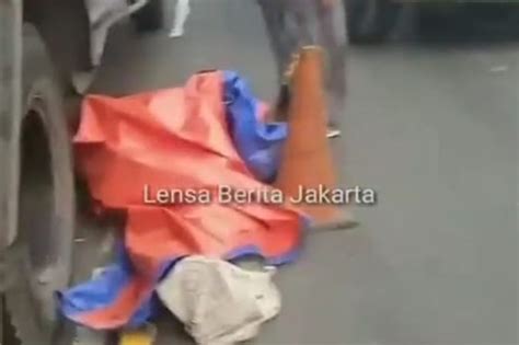 Senggolan Motor Pemotor Tewas Terlindas Truk Di Jakarta Utara