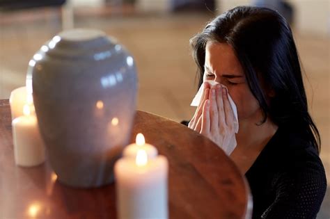 Cremaci N Gente Y Concepto De Luto Mujer Con Toalla Y Urna Cineraria