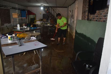 ชาวตลาดมูโนะเก็บกวาดบ้านหลังพนังกั้นน้ำชำรุดได้ซ่อมแซม