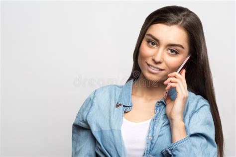 Retrato De Uma Mulher Feliz De Sorriso Dos Jovens Que Fala No Telefone