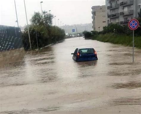 Maltempo L Uragano Apollo Sta Flagellando La Sicilia Allagamenti Ad