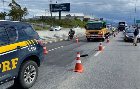 Buraco Se Abre Na BR 101 E Interdita Faixa Portal Visse