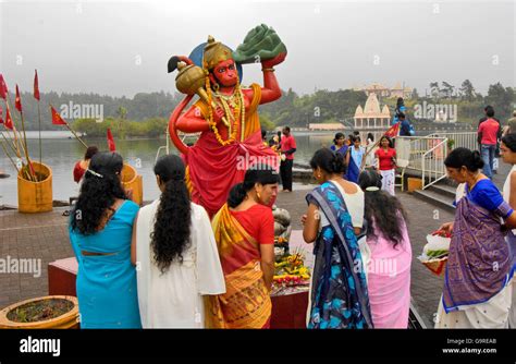 Hinduistische Gebete Am Heiligen Sees Grand Bassin Statue Von Lord