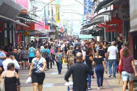 Confira horários do comércio em São José e Taubaté para compras na