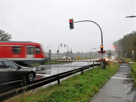 Defekter Zug Blockiert B Bahn Bergang Kilometerlange Staus