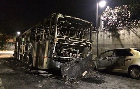 Ônibus incendiado na USP 31 08 2016 Cotidiano Fotografia Folha