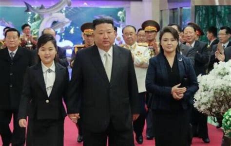 金正恩与女儿手牵手，庆祝朝鲜人民军建军75周年到来 荆楚网 湖北日报网