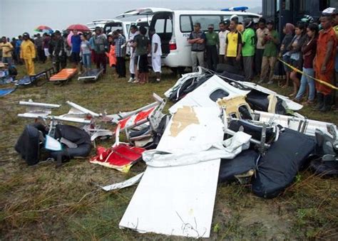 Flugzeug stürzt in Indonesien ins Meer 27 Tote BRF Nachrichten