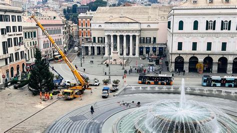 Genova Anticipata Alle 17 20 Laccensione Dellalbero In Piazza De