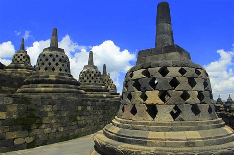 Perbedaan Candi Bercorak Hindhu Dan Candi Bercorak Budha Mushlihatun