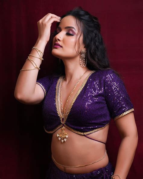 Big Boss Beauty Siri Hanumanth Shares Hot Pics In Traditional Wear