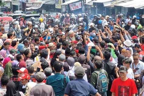 Warga Pekalongan Antusias Sambut Safari Politik Ganjar Pranowo ANTARA