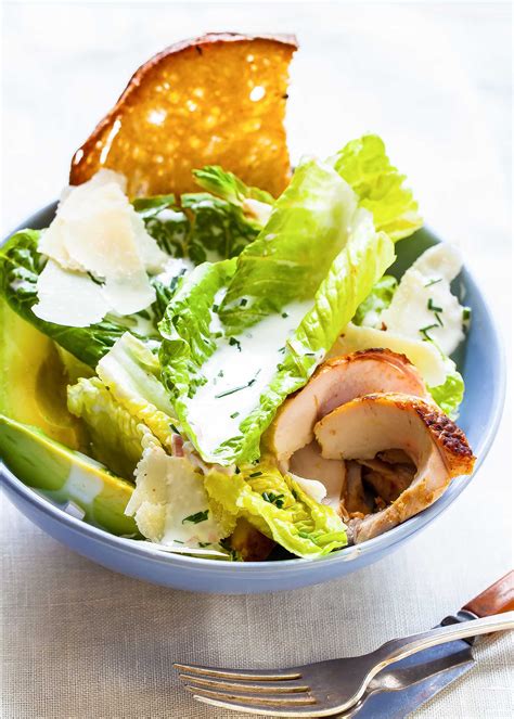 Insalata Di Pollo E Avocado Con Salsa Al Latticello