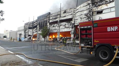 Utreraweb Les Ofrece El Video Del Espectacular Incendio De Naves En