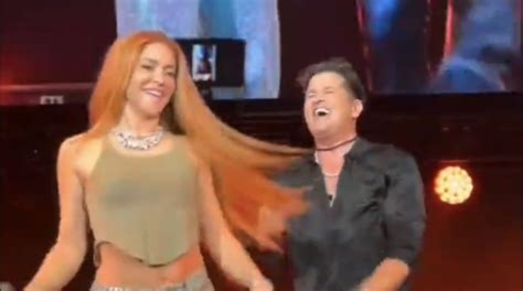 Shakira Sorprende A Carlos Vives En Un Concierto En Miami Mediatiko