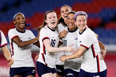 U S Soccer And Women Soccer Stars Settle Equal Pay Lawsuit For