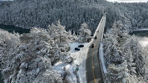 Vidéo de stock Premium Drone shot de voitures traversant le pont du