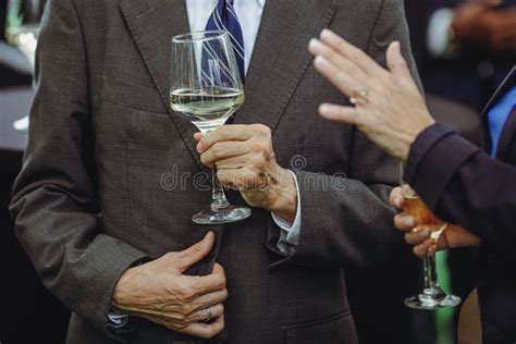 Detalles Con Un Hombre Y Una Mujer Interactuando En Un Evento Elegante