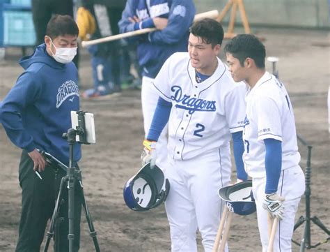 ＜中日春季キャンプ＞打撃練習を終えた（右から）根尾、石川昂は、オンラインで指導を受ける（撮影・椎名 航） ― スポニチ Sponichi Annex 野球