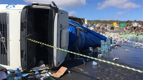 Carreta Bebidas Tomba Na Br Pr Ximo Ao Centro Industrial