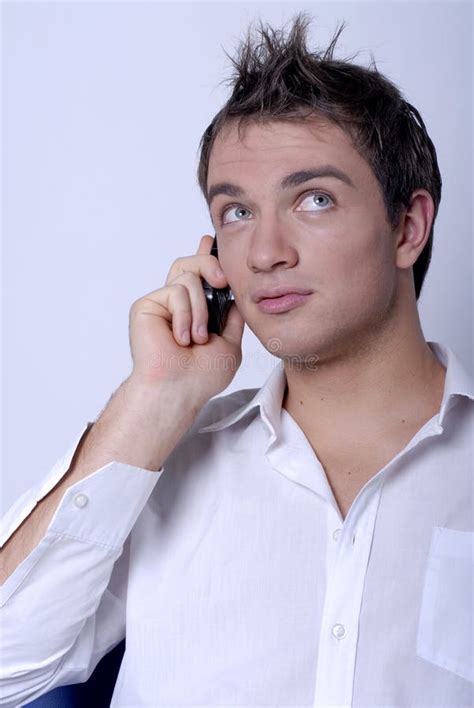 Homem Novo Que Fala No Telefone Imagem De Stock Imagem De Gerente