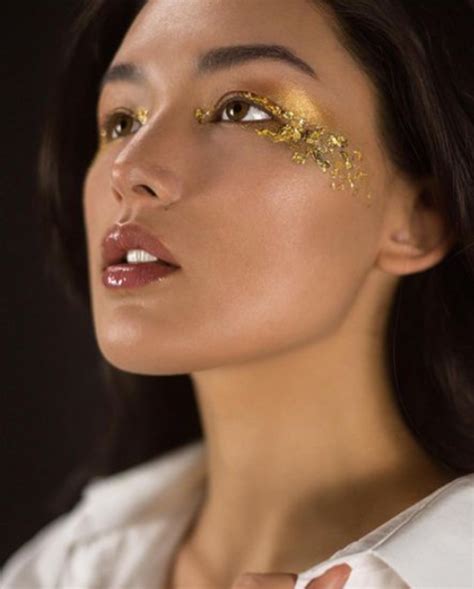 25 Glamorous Gold Makeup Looks For 2024 To Shine Like A Star