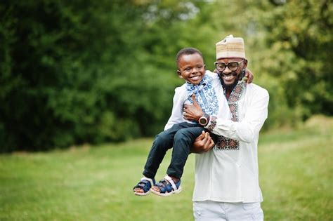 P Re Africain Avec Son Fils En V Tements Traditionnels Au Parc Photo