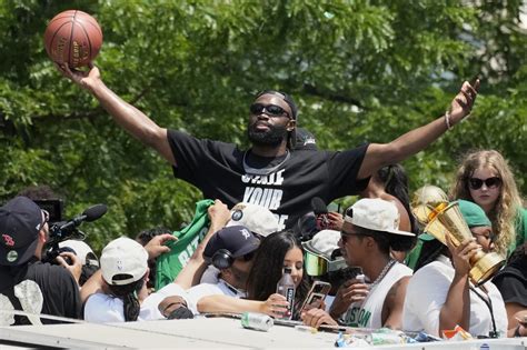 Cue The Duck Boats Boston Salutes Celtics Record Th Nba