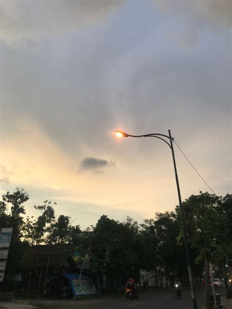 Lampu Jalan Estetik