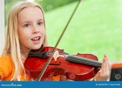 Joyeuse Petite Fille Blonde Jouant Du Violon Sur Fond Vert Flou Image stock Image du durée