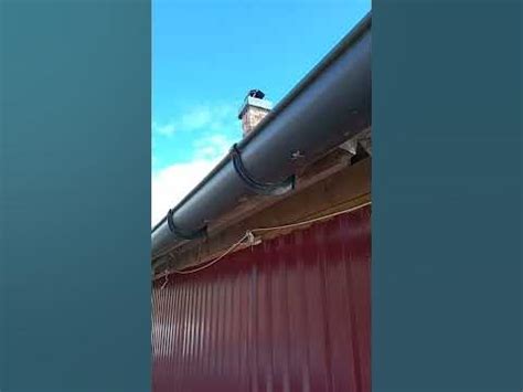 Желоб.Водосточная система на шиферной крыше старого дома.Как это ...