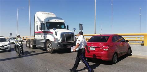 Joven conductora intenta rebasar tráiler y choca en Torreón El Siglo