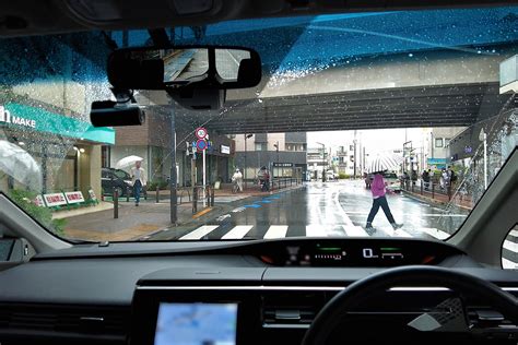 雨の日の横断歩道、運転席からどこに注意する？【交通安全クイズ】｜危険予知｜jaf Mate Online