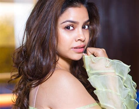 Kapil Sharma Show Star Sumona Chakravarti Looks Hot As She Beats The Heat In Swimming Pool