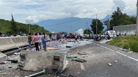 Vuelca camión con cargamento de leche envasada en Nogales La Jornada