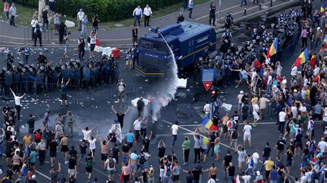 Violence Erupts As Tens Of Thousands Protest Corruption In Romania