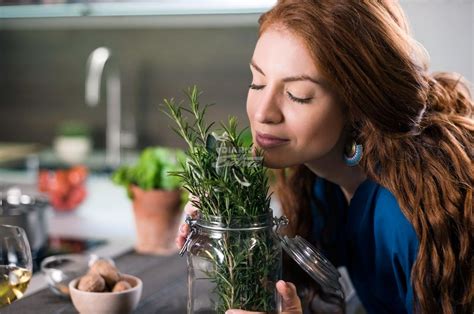 La Aromática Hierba Que Debes Consumir A Diario Para Mejorar Tu ánimo